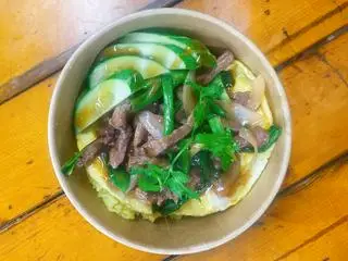 Hình ảnh Cơm Bò Xào Hành Phủ Trứng