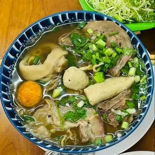 Hình ảnh Bún bò Huế tô đầy đủ