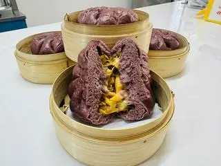 Hình ảnh Bánh bao gạo lứt gà nấm phô mai