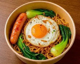 Hình ảnh Mì trộn xúc xích trứng ốp la