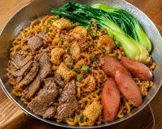 Hình ảnh mì trộn tóp mỡ.thịt bò + xúc xích 