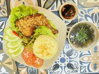 Hình ảnh Cơm gà đùi góc tư - có canh