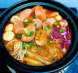 Hình ảnh Mì Cay Kim Chi Xúc Xích Cá Viên