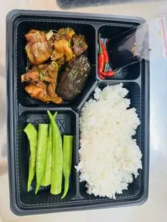 Hình ảnh Cơm gà ta xào lá chanh