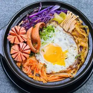 Hình ảnh Mì Cay Kim Chi Xúc Xích Ốp La Béo Ngon