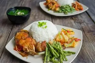 Hình ảnh Combo suất cơm 2 mặn + 1 rau + Tặng 1 nước