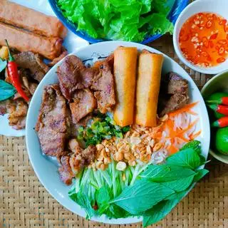Hình ảnh Bún thịt nướng - chả giò