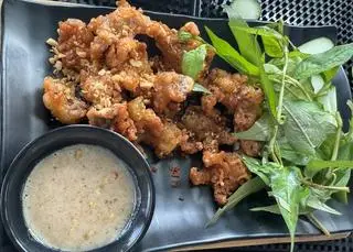 Hình ảnh Chân gà chiên giòn mắm tỏi ( rút xương)