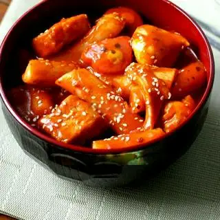 Hình ảnh Tokbokki sốt cay chả cả xúc xích