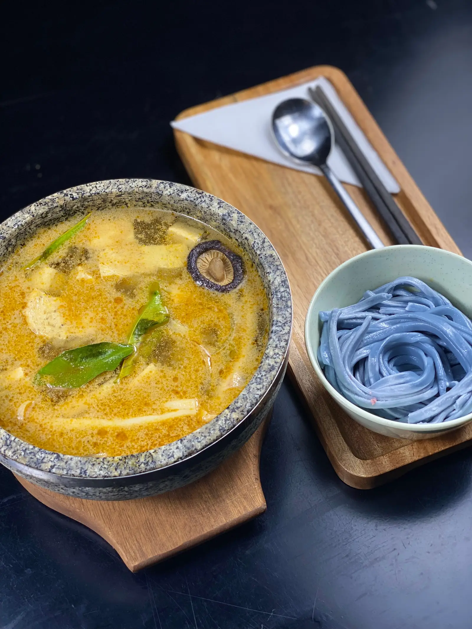 Hình ảnh Mì udon hoa đậu biếc tomyum nấm