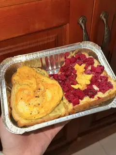 Hình ảnh Bánh mì bơ thanh long đỏ