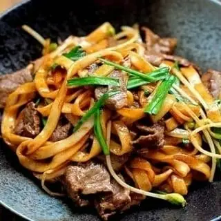 Hình ảnh Hủ Tiếu Xào Bò Áp Chảo Xốt Hồng Kông
