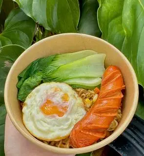 Hình ảnh Mì Indo trứng - xúc xích