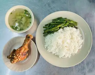 Hình ảnh Cơm đùi gà chiên nước mắm