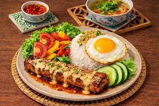 Hình ảnh Cơm sườn nướng sốt phô mai, trứng ốp