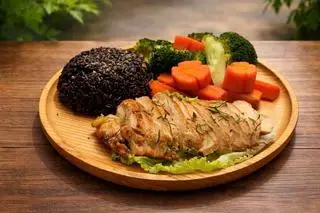 Hình ảnh Cơm gạo lứt ức gà áp chảo