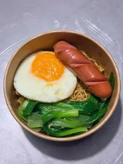 Hình ảnh mì trộn trứng xúc xích