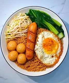 Hình ảnh Mì trộn xúc xích, trứng và cá viên