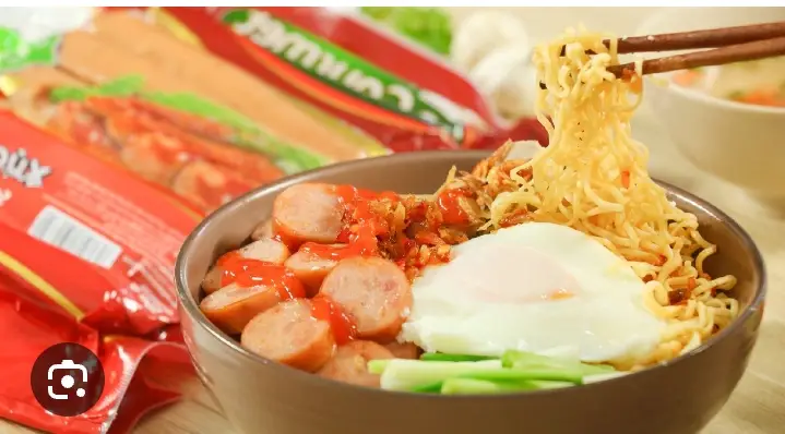 Hình ảnh Phở Trộn Xúc Xích Trứng 