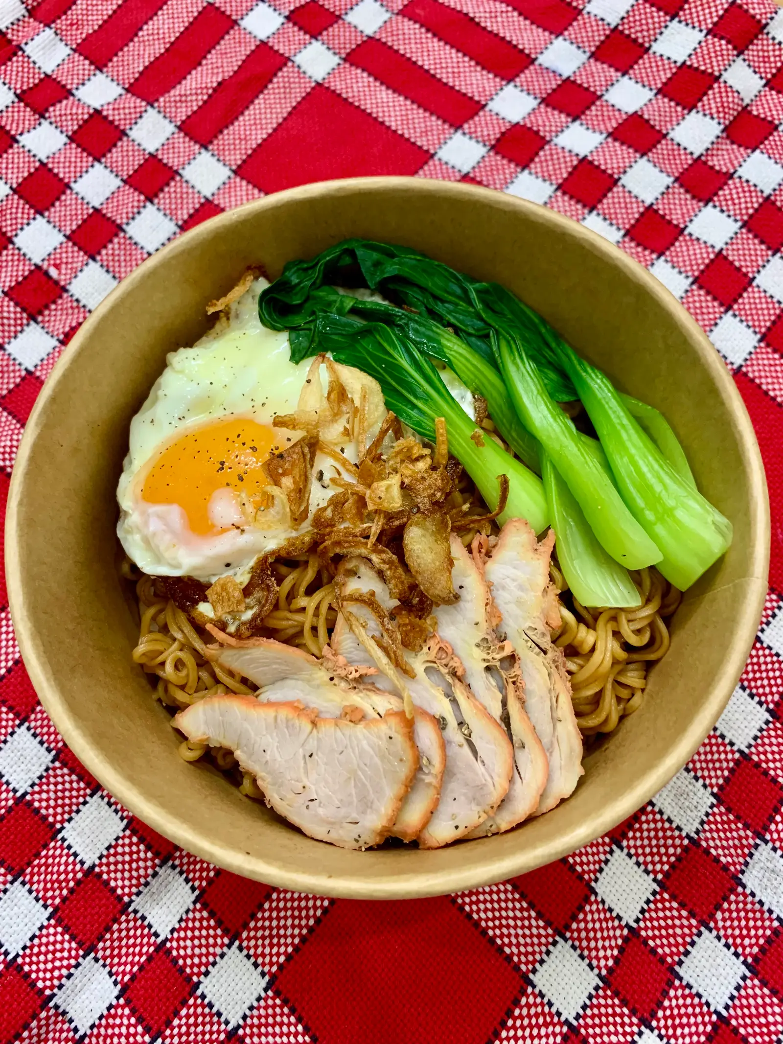Hình ảnh Mì trộn ốp la - xá xíu