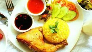 Hình ảnh Cơm gà xối mỡ đùi gà gốc tư