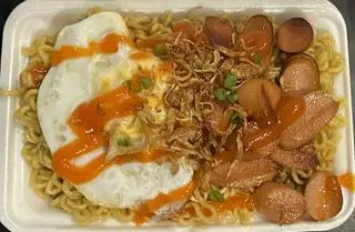 Hình ảnh Mì trộn xúc xích
