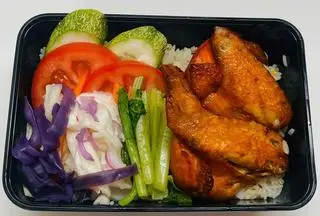 Hình ảnh CƠM CÁNH GÀ QUAY XỐI MỠ