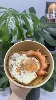 Hình ảnh Cơm chiên sốt sate trứng - xúc xích