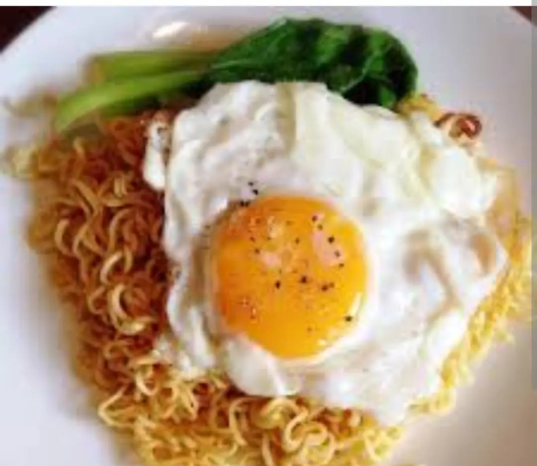 Hình ảnh mì trộn trứng ấp la 