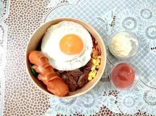 Hình ảnh Mì xào bò + trứng + xúc xích Đức nửa cây 
