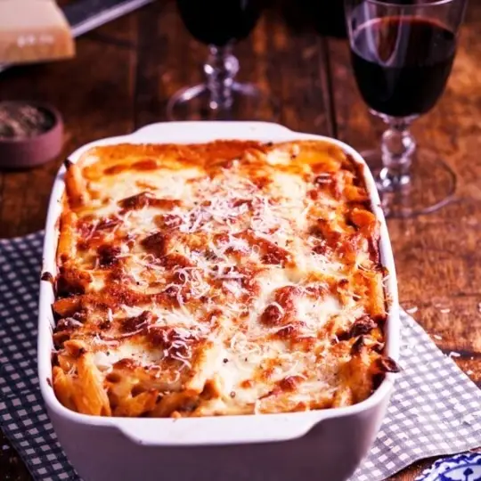 Hình ảnh Nui xéo và phô mai đút lò với xúc xích Ý sốt cà chua/ Baked penne with salamiand tomato sauce