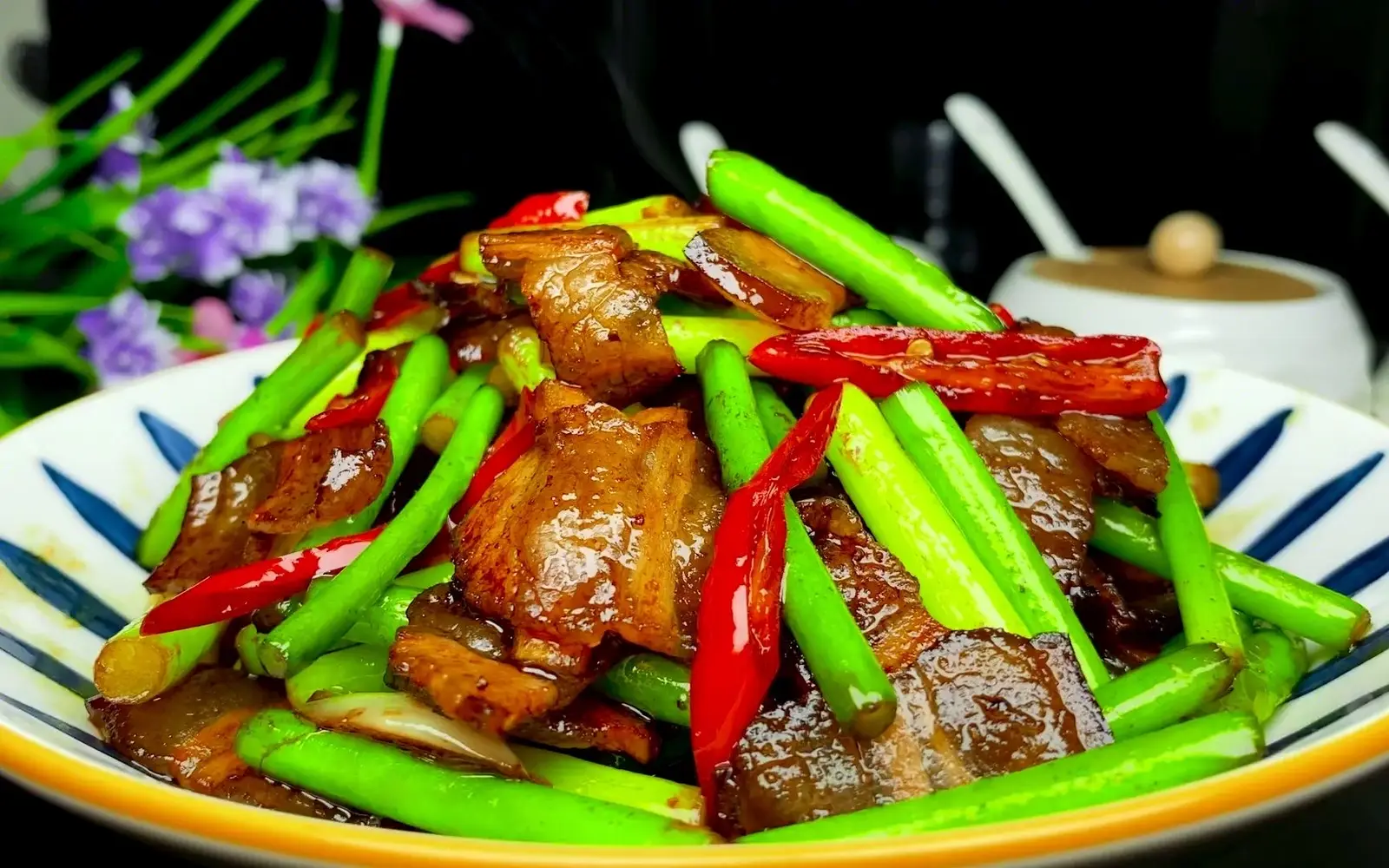 Hình ảnh Thịt xông khói xào ngọng tỏi - 腊肉炒蒜苔