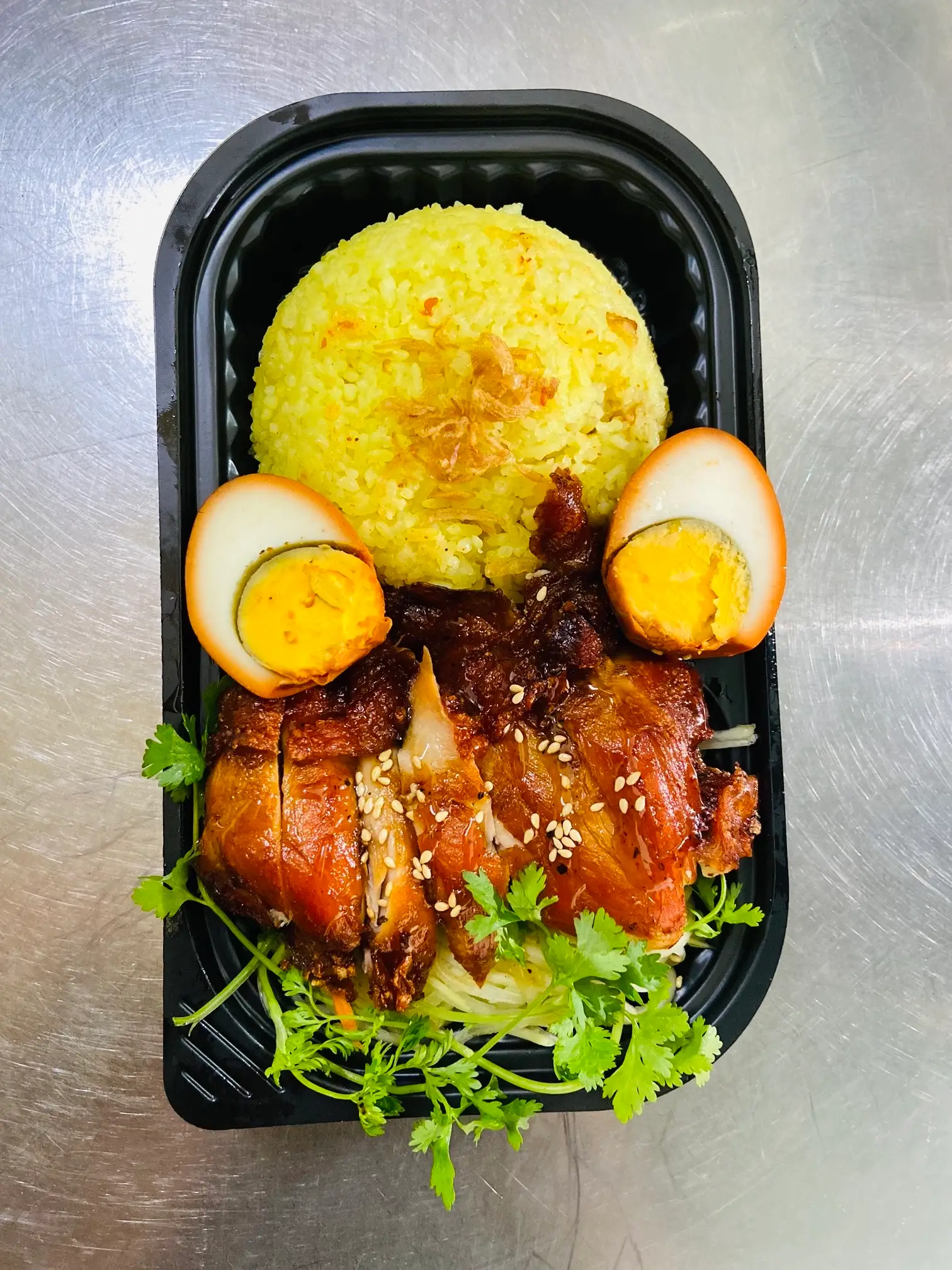 Hình ảnh Cơm gà xé phay - trứng phá lấu