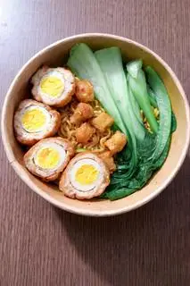 Hình ảnh Mì indo trộn - cá viên bọc trứng cút - tóp mỡ giòn - rau cải