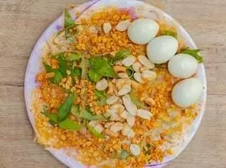 Hình ảnh Bánh tráng tỏi ớt bóp trứng cút