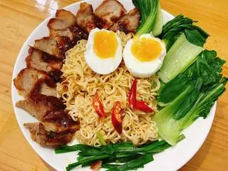 Hình ảnh mì trộn xá xíu trứng lòng đào
