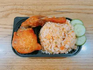 Hình ảnh Cơm gà da giòn góc tư