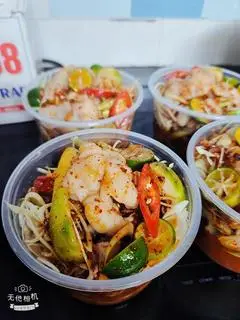 Hình ảnh Combo Chân gà sốt Thái + Sả tắc size L