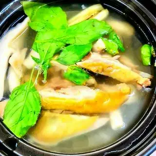 Hình ảnh Bún thố gà ta lá é