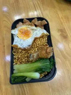 Hình ảnh Mì trộn trứng xúc xích 