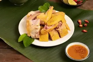 Hình ảnh Gà Ủ Muối 1/2 Con Kèm Nước Chấm Siêu Ngon