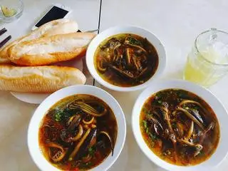 Hình ảnh Súp Lươn Cay Bánh Mỳ Rán 