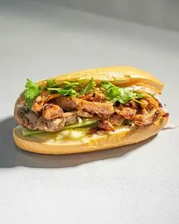 Hình ảnh bánh mì thịt gà nướng+ nem nướng