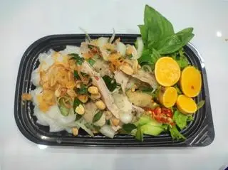 Hình ảnh Bánh ướt gà xé trứng non