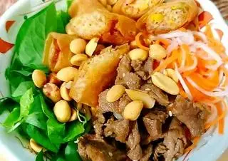 Hình ảnh bún thịt xào chả giò