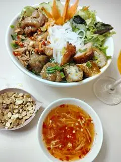 Hình ảnh Bún nem rán, chả nướng viên thơm ngon ăn kèm bún mắm chua ngọt 