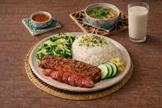 Hình ảnh Cơm sườn sốt cay , lạp xưởng