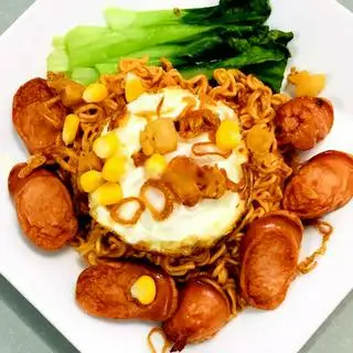 Hình ảnh Mì xúc xích trứng