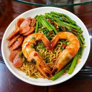 Hình ảnh mì xào tôm xúc xích.e xếp trái tym cho ạ 