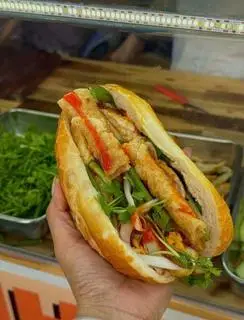 Hình ảnh Bánh mì chả cá ram giòn